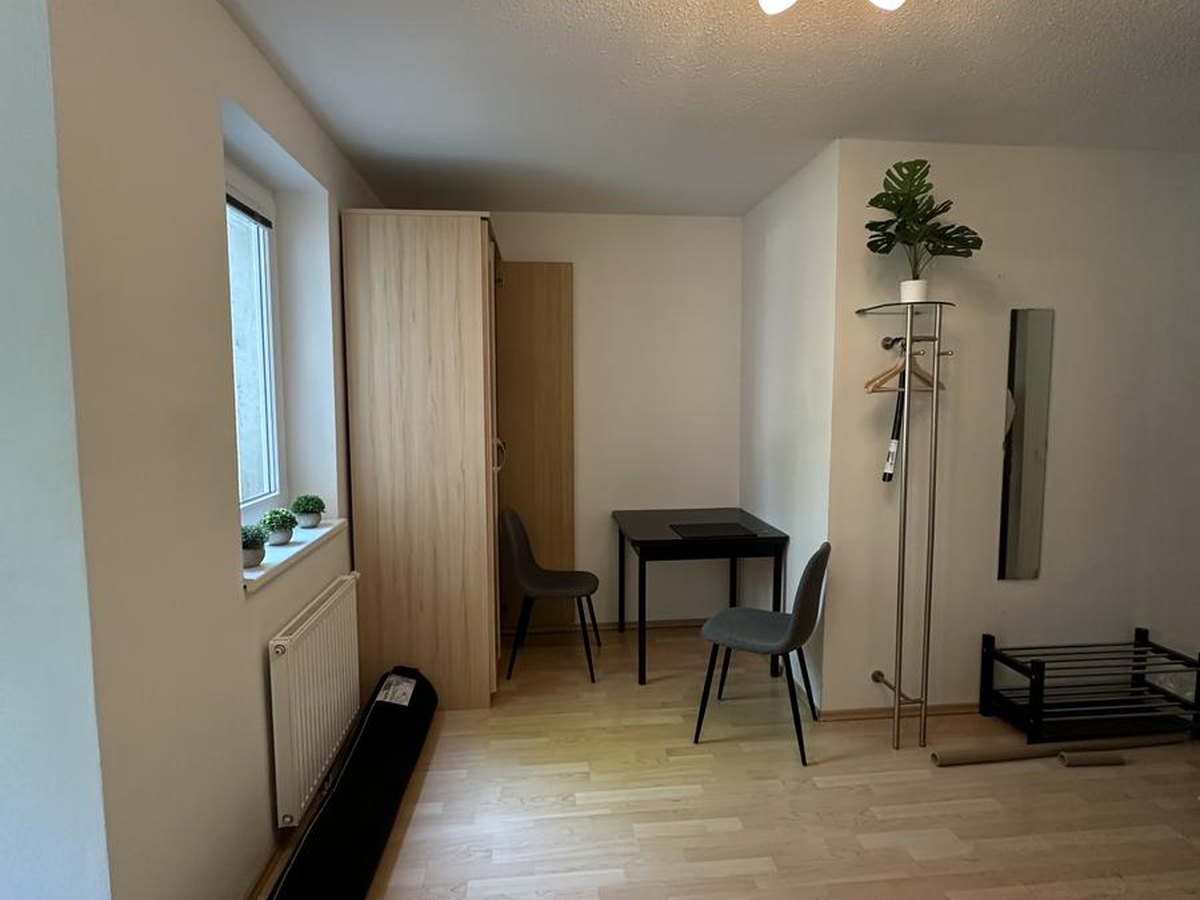 Leeres Wiener Altbau-Zimmer vor dem Staging