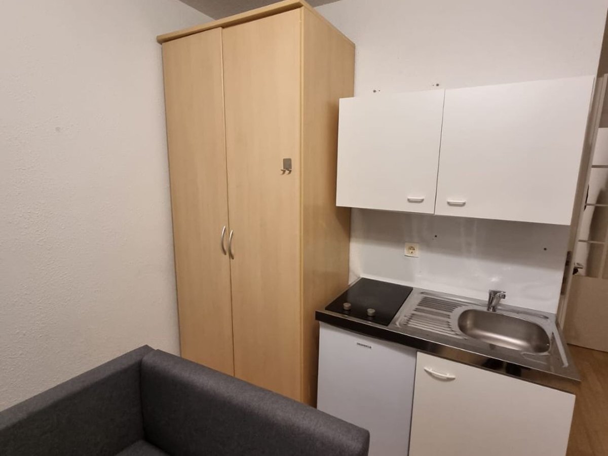 Leeres Wiener Apartment im Rohzustand
