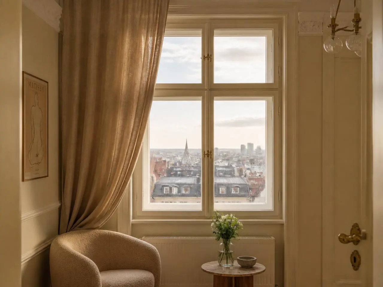 Wiener Altbau im Alsergrund mit Leinenvorhang, Messing-Wandleuchte und Blick über die Dächer Wiens, warmes Tageslicht